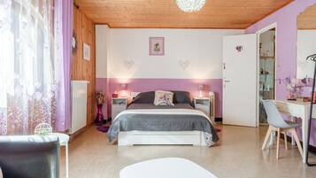 Tabla de planchar con plancha, wifi y ropa de cama