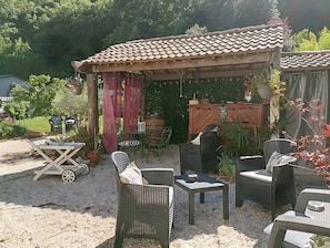 Terrace/patio - Room “Lavande Guest Room” with Pool, Shared Terrace, and Wi-Fi (Saint-Sébastien d'Aigrefeuille)