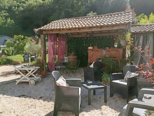 Terrace/patio - Room “Lavande Guest Room” with Pool, Shared Terrace, and Wi-Fi (Saint-Sébastien d'Aigrefeuille)