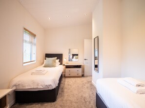 Twin Room  - Modern lodge on golf course with spa facilities (Blackawton)