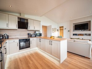 Private kitchen - Modern lodge on golf course with spa facilities (Blackawton)
