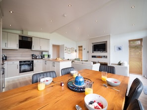 6 seated dining table to share the small moments over breakfast or dinner.  - Modern lodge on golf course with spa facilities (Blackawton)
