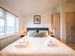 Room - Modern lodge on golf course with spa facilities (Blackawton)
