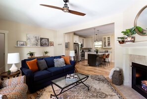 Een smart-tv en een open haard