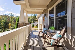 Terrace/patio - Immaculate Cottage, Clean Hot Tub, 2 Miles to Asheville (Asheville)