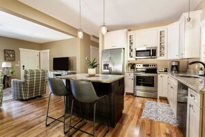 ثلاجة، ميكروويف، فرن، موقد طهي مسطح