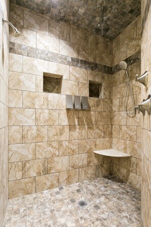 Shower, bidet, towels - Immaculate Cottage with Private Hot Tub and Fireplace (Asheville)