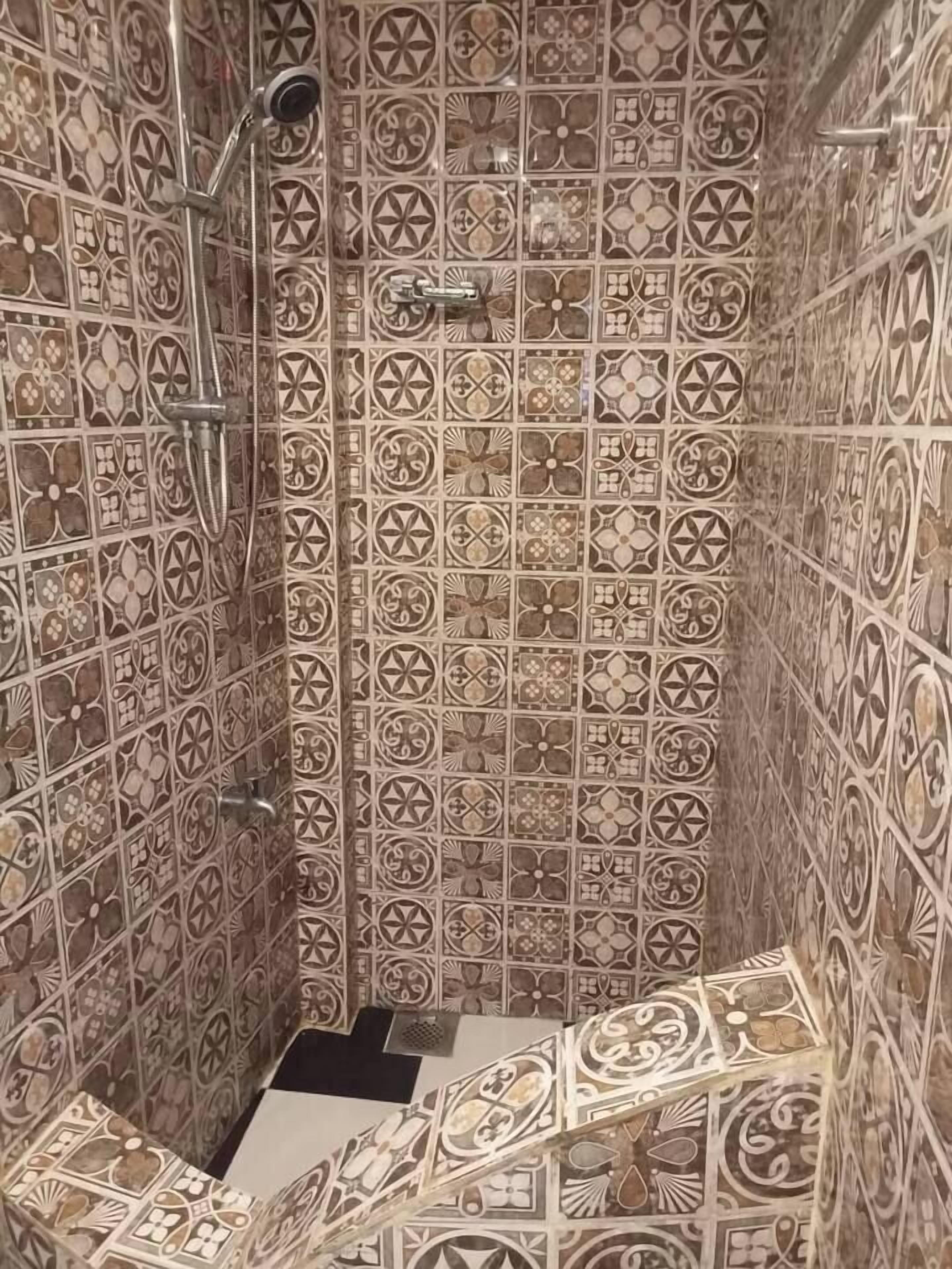 Habitación doble Deluxe, vista al patio | Baño | Regadera, toallas, jabón, shampoo 