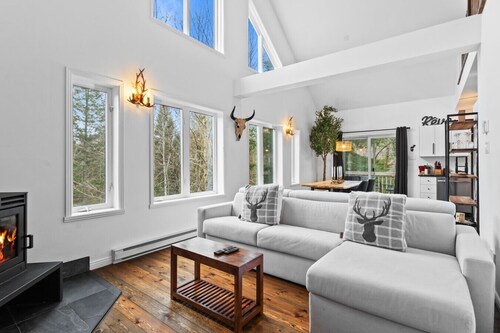 4BR Retreat with Jacuzzi & Mont-Tremblant View