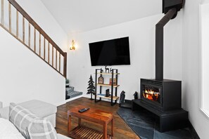 Televisión y chimenea 