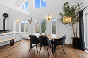 Interior - 4BR Retreat with Jacuzzi & Mont-Tremblant View (Mont-Tremblant)