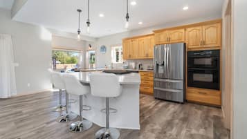 Kjøleskap, mikrobølgeovn, ovn og kokeplater