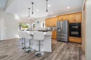 Jääkaappi, mikroaaltouuni, uuni, liesi