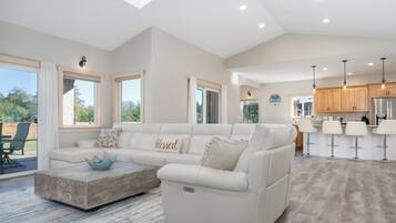 Ălytelevisio, takka, videopelejĂ€, DVD-soitin