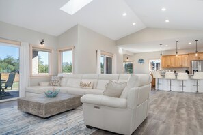 Älytelevisio, takka, videopelejä, DVD-soitin