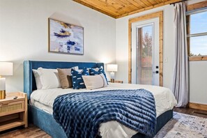 Escritorio, cuna de viaje, wifi gratis y ropa de cama 
