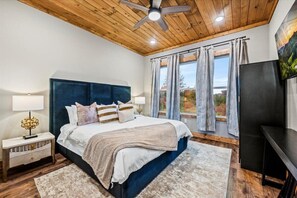 Desk, travel cot, free WiFi, bed sheets - *Luxurious 6BD Lodge w/ POOL | Hot Tub + Theater* (Sevierville)