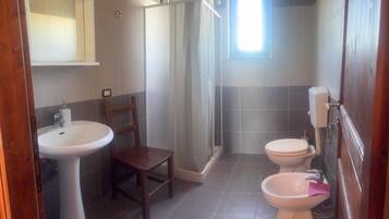 Dusche, kostenlose Toilettenartikel, Haartrockner, Handtücher