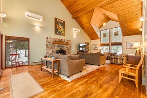 TV, fireplace - Lakefront w Com. Dock, Pool & Courts + Game Room (Oakland)