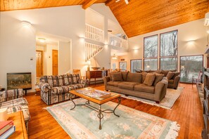 TV, fireplace - Lakefront w Com. Dock, Pool & Courts + Game Room (Oakland)