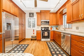 Fridge, microwave, oven, stovetop - Lakefront w Com. Dock, Pool & Courts + Game Room (Oakland)