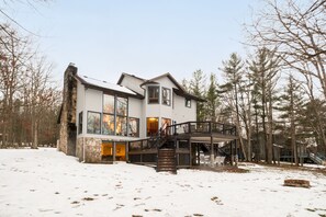 Exterior - Lakefront w Com. Dock, Pool & Courts + Game Room (Oakland)