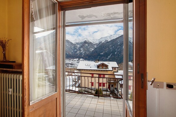 Interior - Apartment 'Alice' with Shared Garden, Balcony and Wi-Fi (Sondalo)