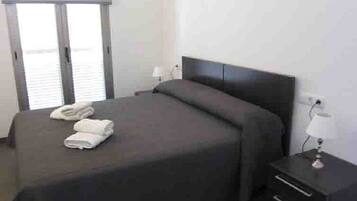 Een strijkplank/strijkijzer, wifi, beddengoed