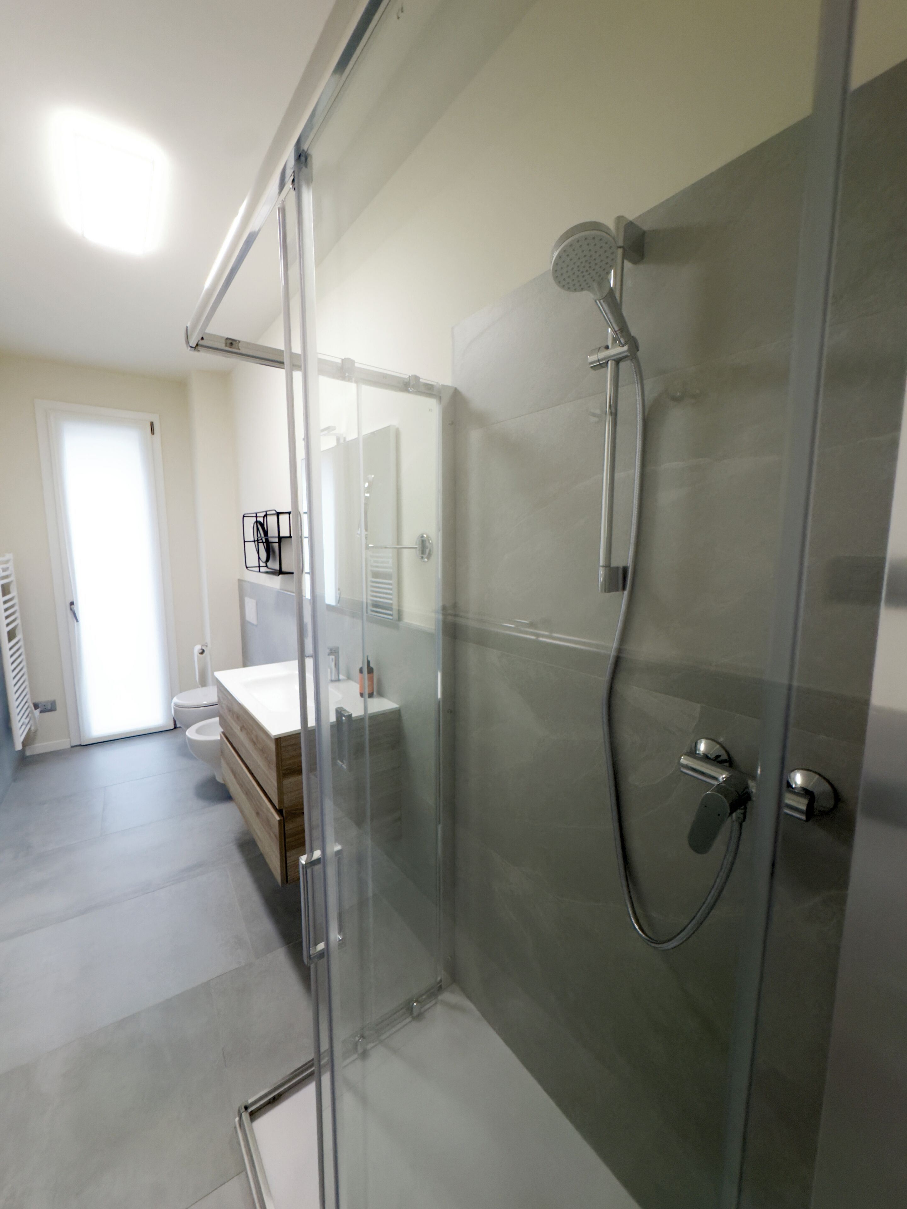 Douche, sèche-cheveux, bidet, serviettes fournies
