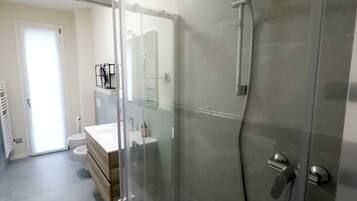 Douche, sĂšche-cheveux, bidet, serviettes fournies
