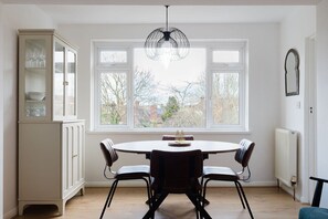 Dining - GuestReady - Charming 3-Bedroom Apartment in NW11 (London)