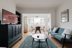 TV - GuestReady - Charming 3-Bedroom Apartment in NW11 (London)
