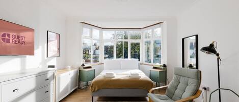 Skrivebord, strygejern/strygebræt, internetforbindelse