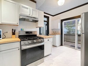 Fridge, microwave, oven, stovetop - Drake Ivy Barn (Des Moines)