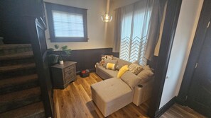 Unclassified image, 5 of 14, button - Drake Ivy Barn (Des Moines)