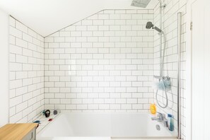 Shower, hair dryer, towels - Stylish & Modern 2 Bed with Parking - Pass the Keys (Stratford-upon-Avon)