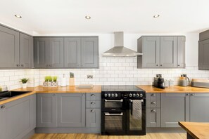 Fridge, oven, dishwasher, coffee/tea maker