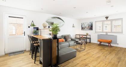 Stylish & Modern 2 Bed with Parking - Pass the Keys