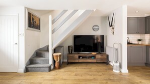 Unclassified image, 5 of 26, button - Stylish & Modern 2 Bed with Parking - Pass the Keys (Stratford-upon-Avon)
