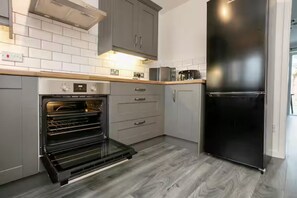 Geladeira, micro-ondas, mesas de jantar