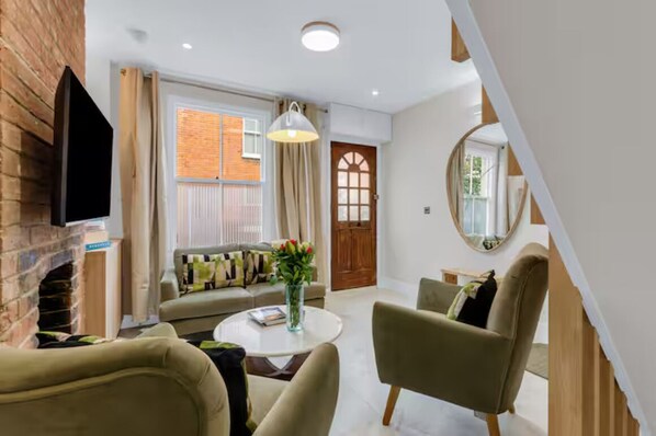 TV - Think Positive House at Canterbury - Pass the Keys (Canterbury)