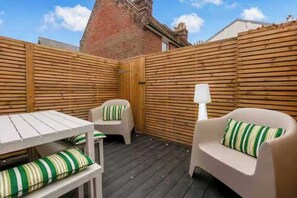 Outdoor dining - Think Positive House at Canterbury - Pass the Keys (Canterbury)