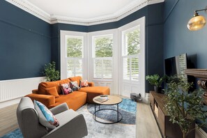 TV - Spacious & Modern 2 Bed Apartment with Parking - Pass the Keys (Leamington Spa)