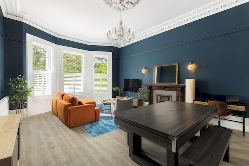 Spacious & Modern 2 Bed Apartment with Parking - Pass the Keys