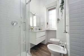 Doccia, asciugacapelli, bidet, asciugamani