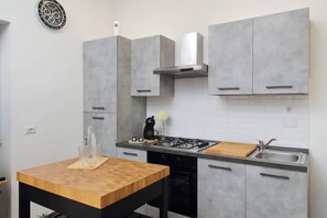 Fridge, stovetop, coffee/tea maker, cookware/dishes/utensils - A Casa di Stefano by Domus&Dimore (Torre Maura)