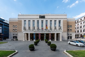 Ein großes Gebäude mit einem Schild, auf dem 'Teatro dell'Opera' steht, und einer Reihe von Fenstern.