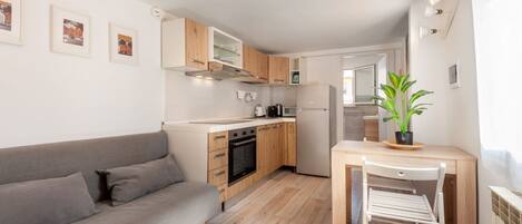 Fridge, microwave, stovetop, dishwasher