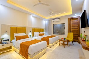 غرفة ديلوكس - عدة أسرّة - منظر للمدينة | مكتب ومساحة عمل للكمبيوتر المحمول وواي فاي مجانًا