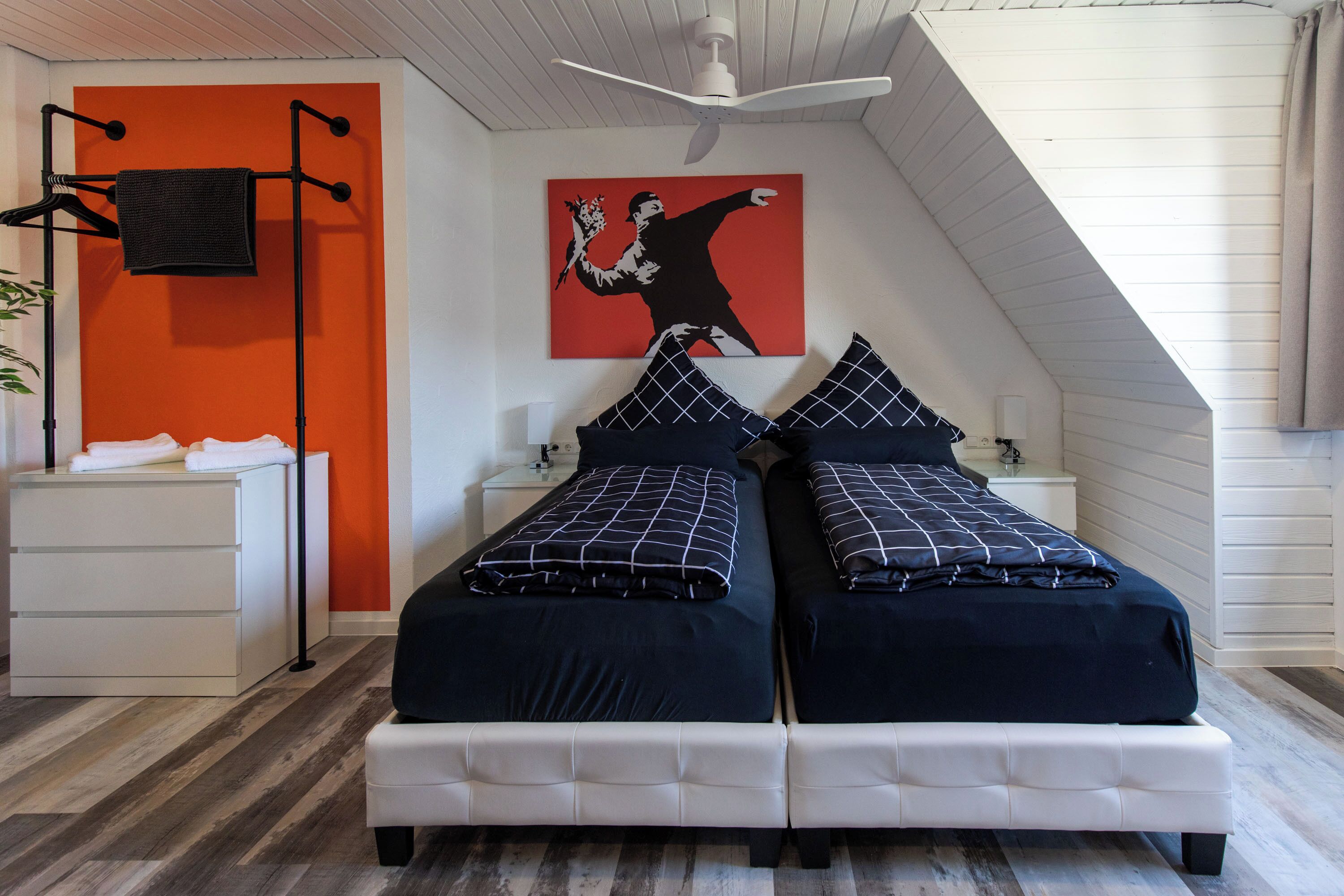 Comfort-Doppel- oder -Zweibettzimmer | Schreibtisch, laptopgeeigneter Arbeitsplatz, schallisolierte Zimmer
